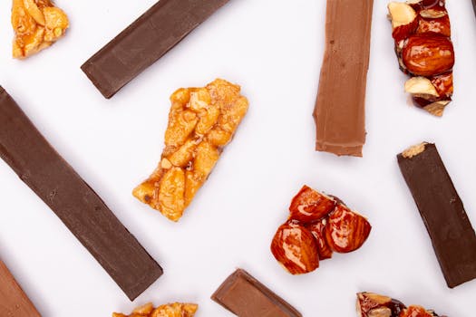 Mélange de morceaux de chocolat et de praliné sur fond blanc, illustrant une recette gourmande.